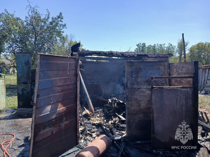 Курившие за гаражом подростки устроили пожар в донской станице