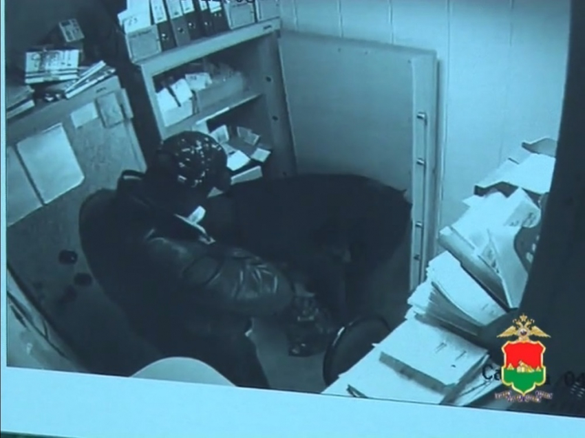 Ростовчанин похитил из ювелирного салона Брянска золота на 13,5 млн. рублей и 500 тысяч