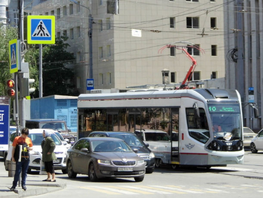 Тогда и сейчас: по бельгийской конной колее звенят по городу современные ростовские трамваи