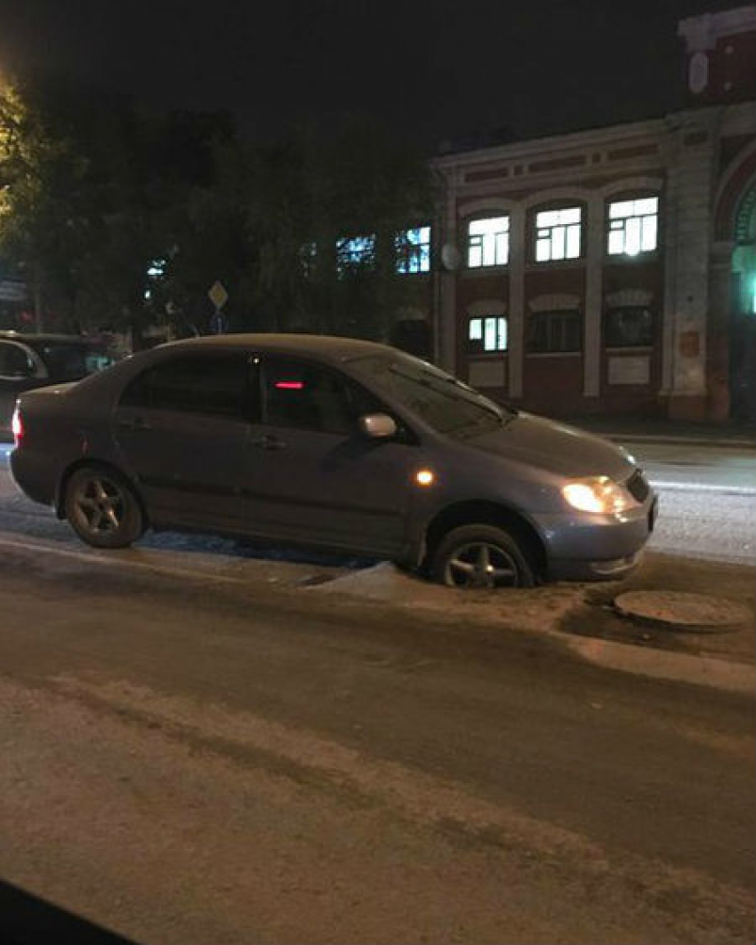 В центре Ростова в открытый люк  угодил автомобиль