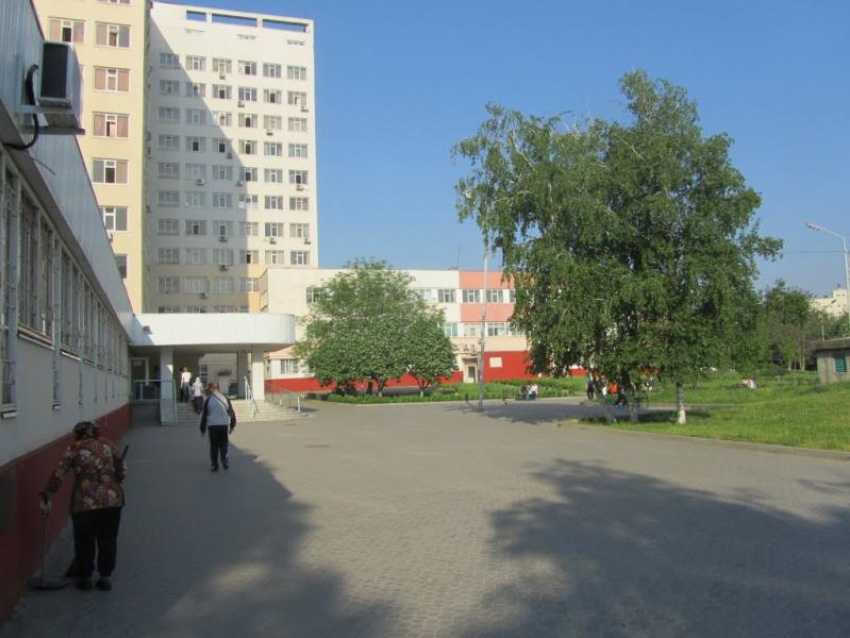 В Ростове врачи БСМП спасли мужчину, которого ранили ножом в сердце