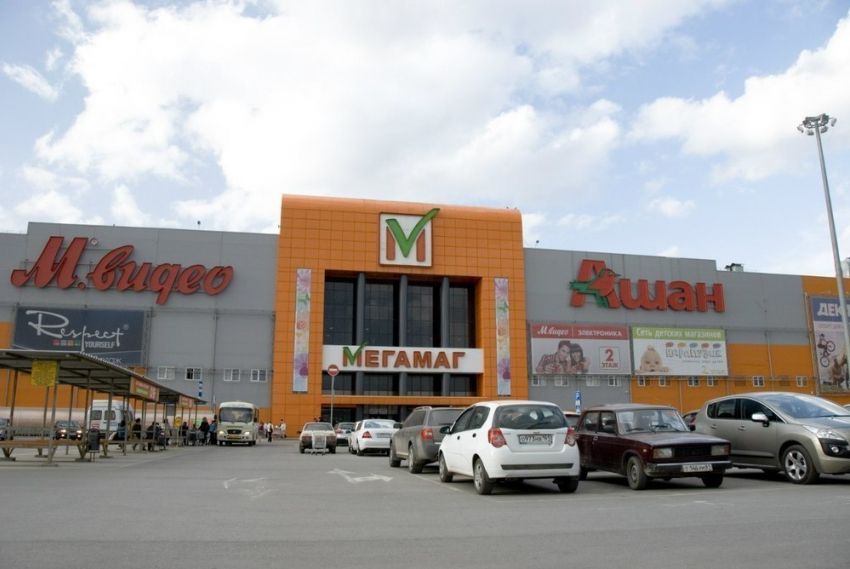 На парковке «Мегамага» на Пойменной орудуют воры
