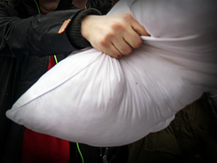 Прикрыв пенсионерке лицо подушкой, рецидивист похитил ее шубу в Ростовской области