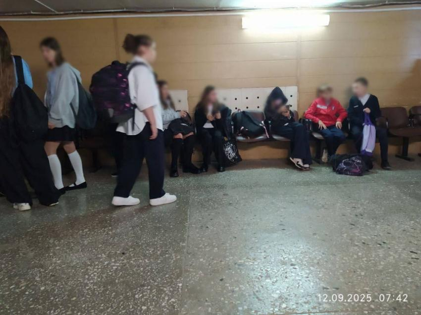 Запертые дети по часу ждали начала уроков в Аксае