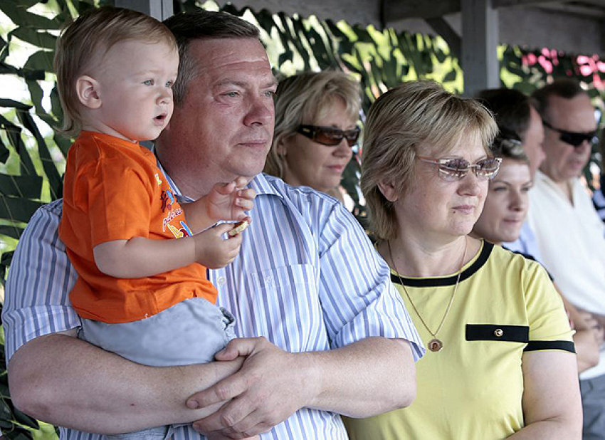 Губернатор Ростовской области заработал в несколько раз меньше жены