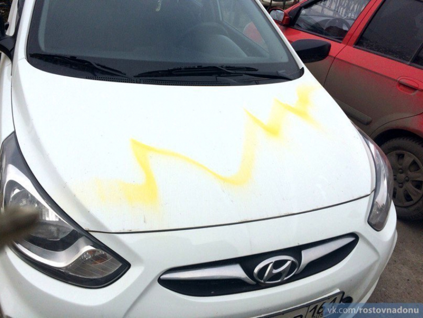 Вандалы на Западном изрисовали краской автомобили и разбили зеркала 