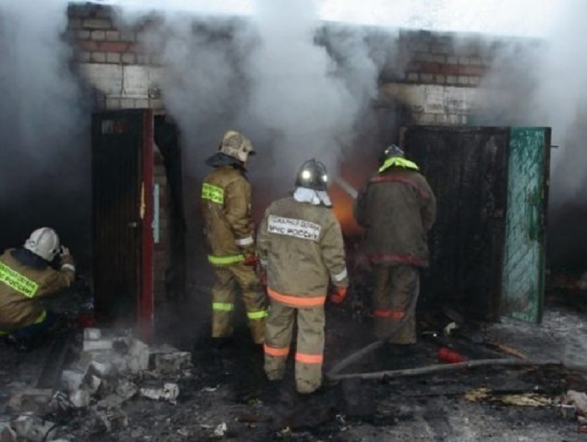 Четыре автомобиля уничтожил мощный ночной пожар в Ростове