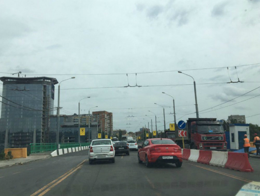 Движение по центральной полосе моста на проспекте Стачки открыли в Ростове