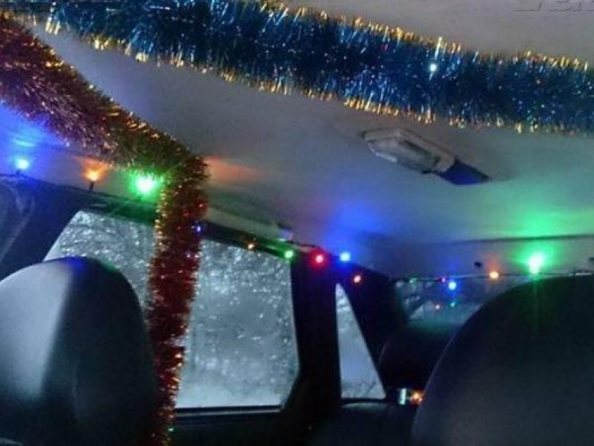 Таксист из Новочеркасска украсил автомобиль к Новому году