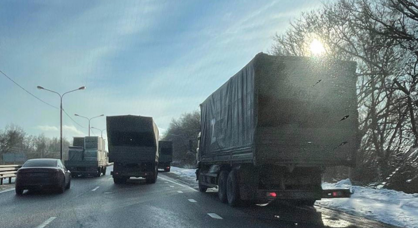 В Ростовской области на М-4 «Дон» развернули пункты обогрева из-за большой пробки 