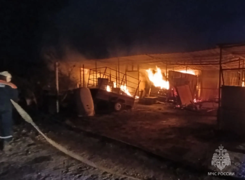 Пытался потушить пожар и получил серьёзные ожоги мужчина в Ростовской области