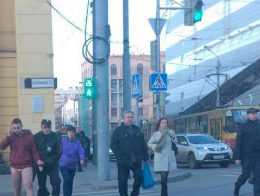 Полуголый парень в центре города шокировал ростовчан