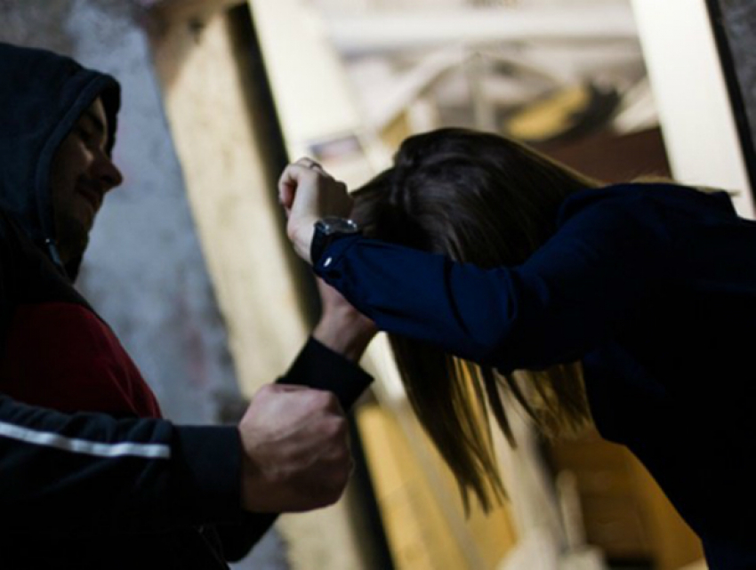 Жестокий удар по голове от бывшего наркомана получила женщина во дворе многоэтажки под Ростовом