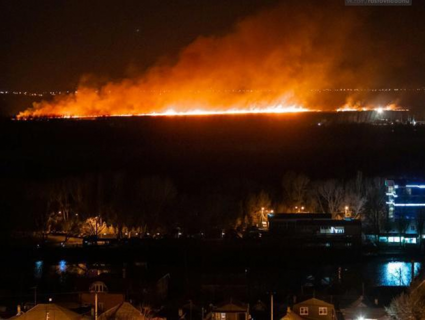 В Ростове на левом берегу Дона возник сильный ландшафтный пожар