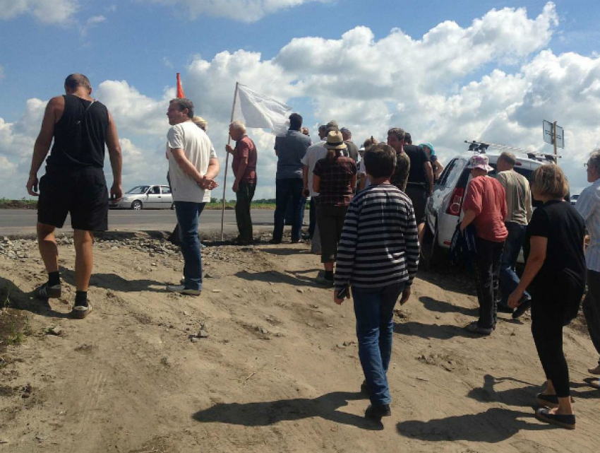 Массовый протест отрезанных от цивилизации новой трассой садоводов под Ростовом попал на видео