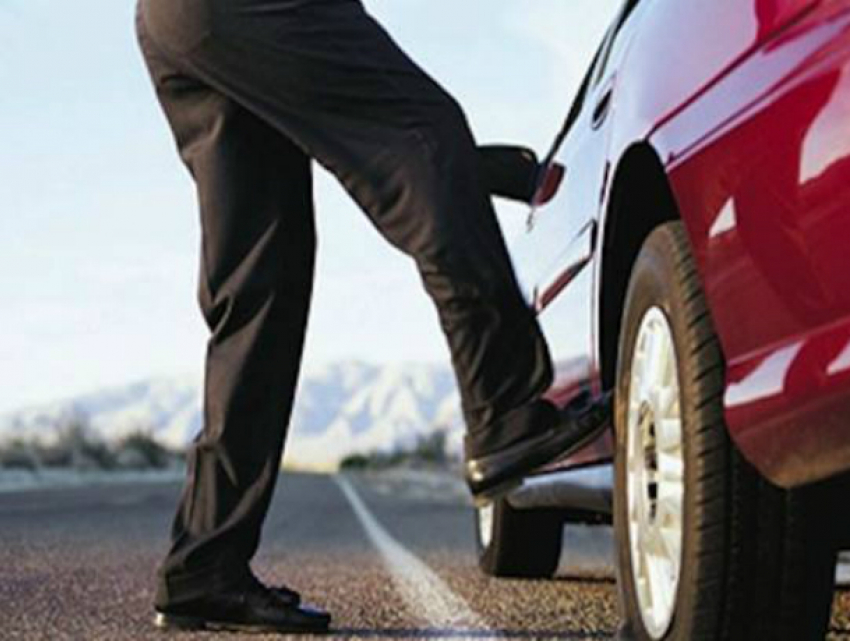 Обиженный мужчина на сто тысяч рублей отпинал иномарку бывшей супруги на парковке Ростова