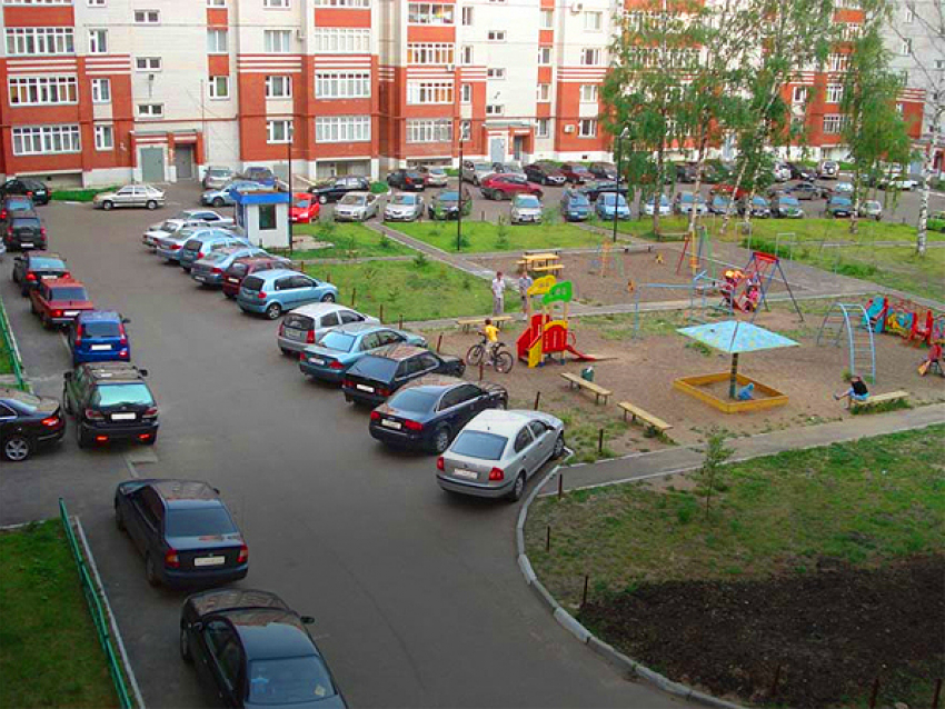 Из-за жалоб предпринимателей городские дворы Ростова могут переоборудовать под парковки 