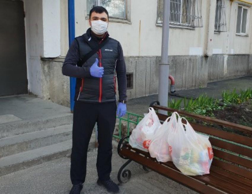 «Герои носят маски»: кто приносит еду и лекарства в дома ростовских пенсионеров и инвалидов