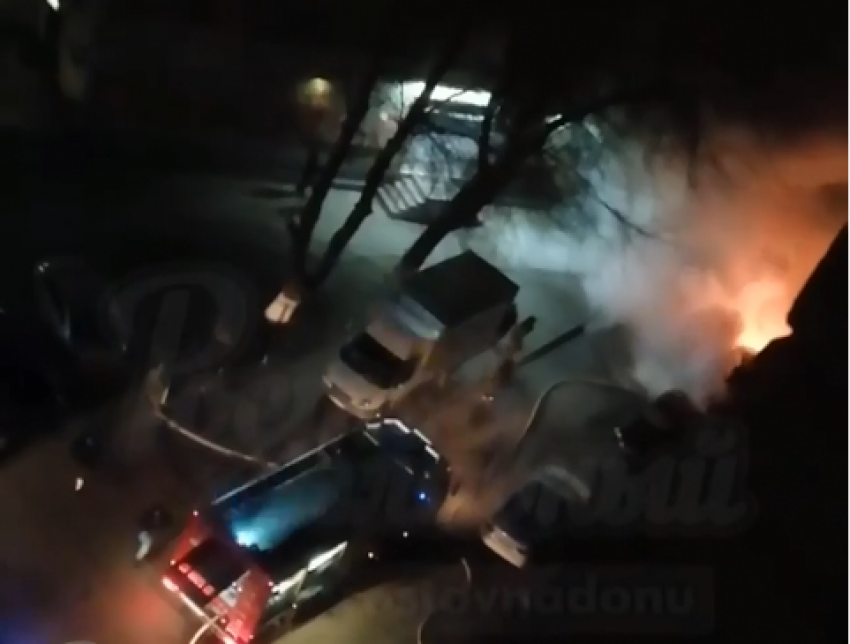В Ростове сгорела иномарка во дворе жилого дома