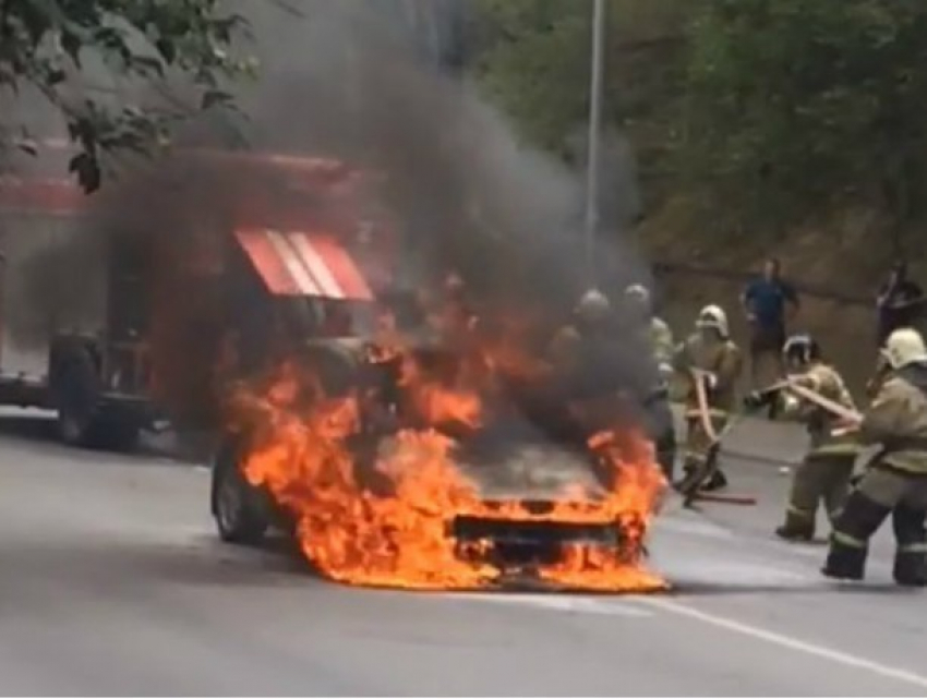 Героическое тушение вспыхнувшей как факел иномарки попало на видео в Ростове