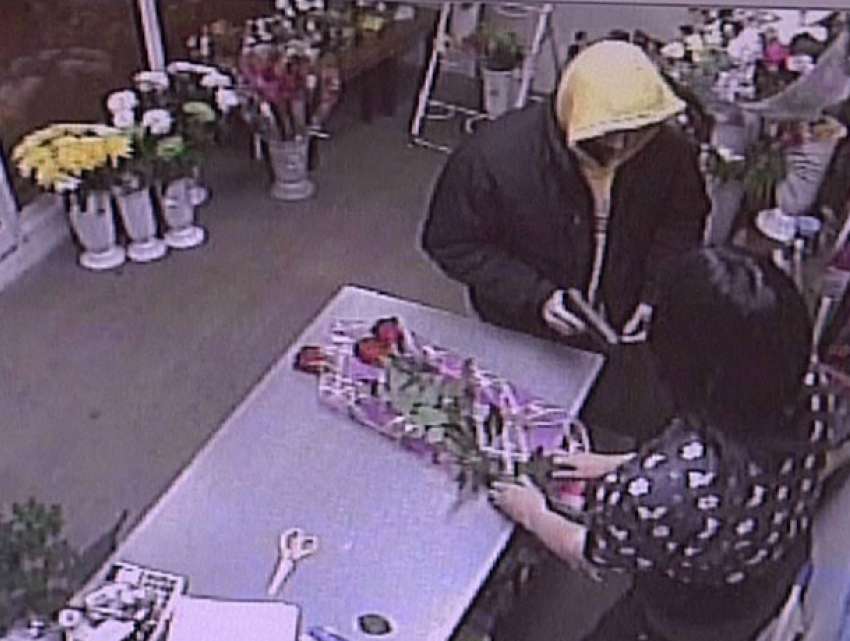 Смелая продавщица цветов в Ростове дала отпор бандиту с пистолетом