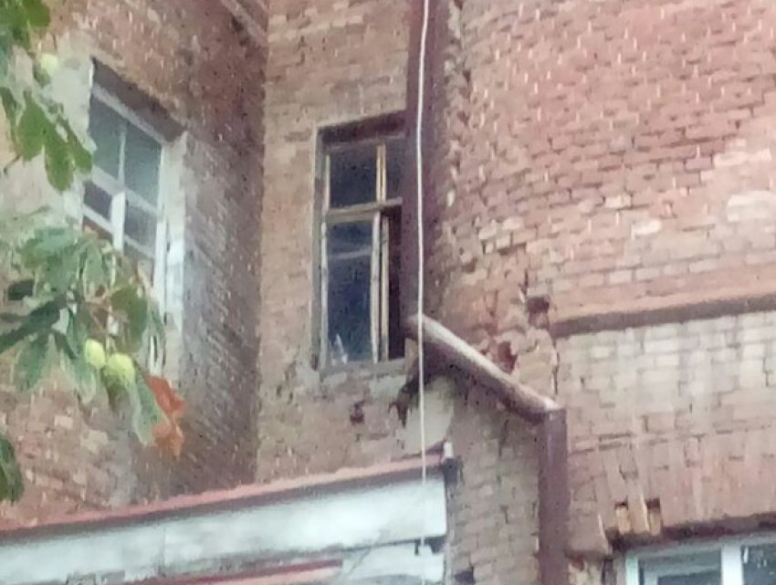 В центре Ростова развалился многоквартирный дом