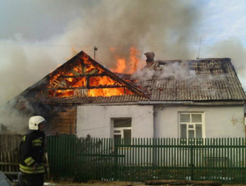 Тело мужчины обнаружили в охваченном пламенем частном доме Ростовской области