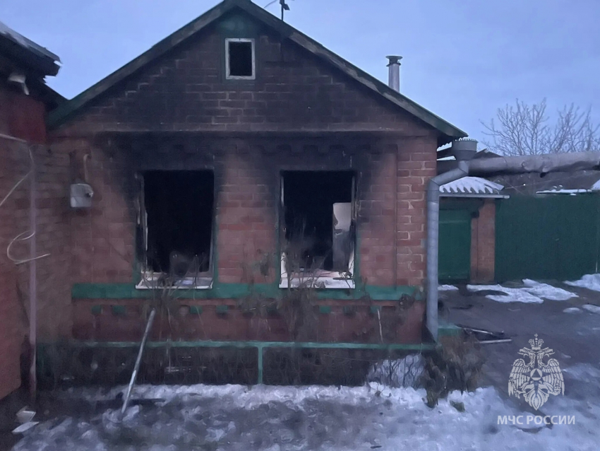 Заснувший с сигаретой мужчина погиб на пожаре в доме под Ростовом