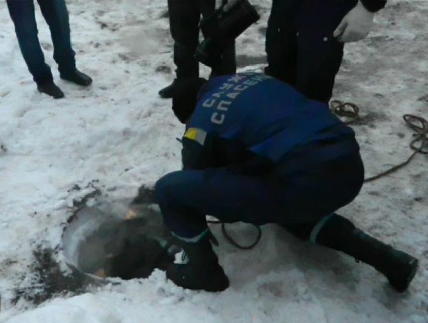 «Между жизнью и смертью»: 11-летний мальчик провалился в открытый люк под Ростовом
