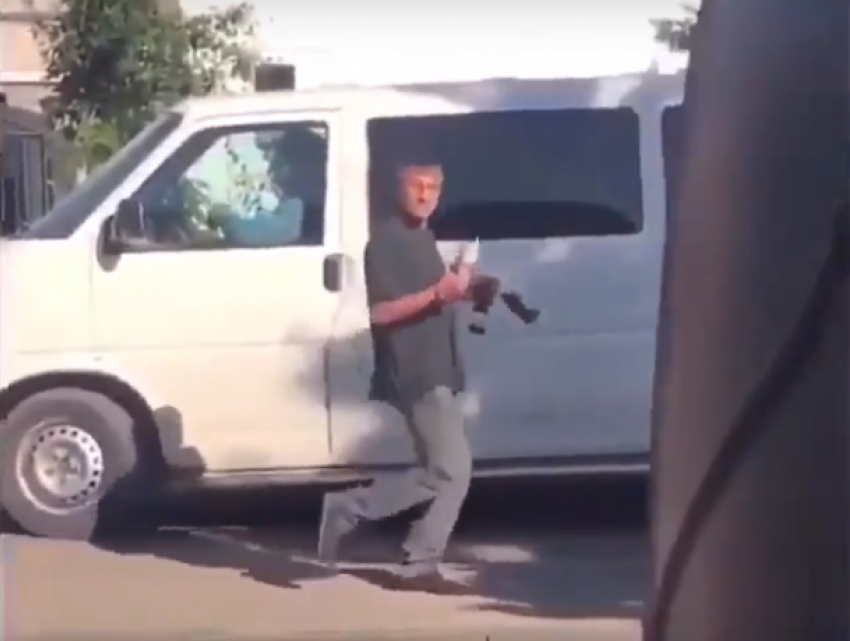 Исполняющий «пенную программу» ростовчанин повеселил горожан и попал на видео