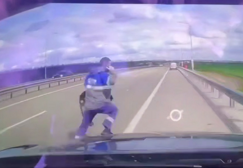 Под Ростовом насмерть сбили мужчину, вышедшего на дорогу убрать покрышку