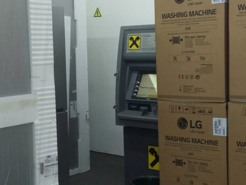 Полчаса искала спрятавшийся банкомат посетительница торгового центра в Ростове 
