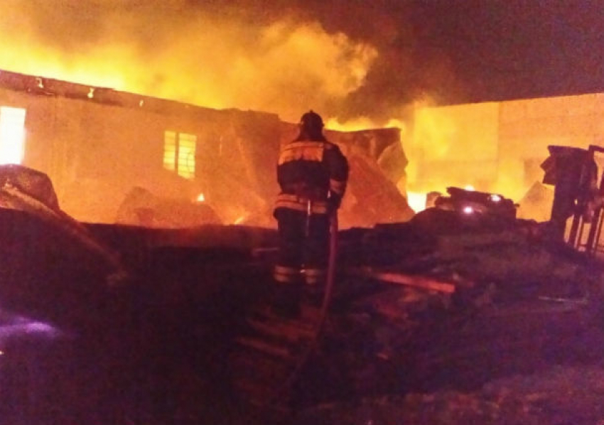 Опубликовано видео масштабного пожара, уничтожившего мебельный цех в Ростове-на-Дону