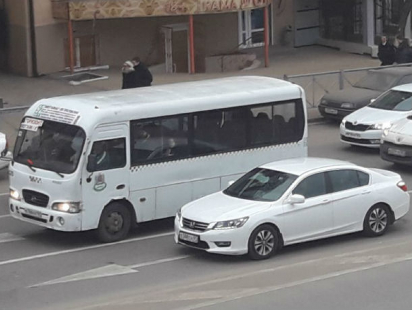 Охамевший от безнаказанности ростовский маршрутчик попросил пассажирку на выход на полном ходу 