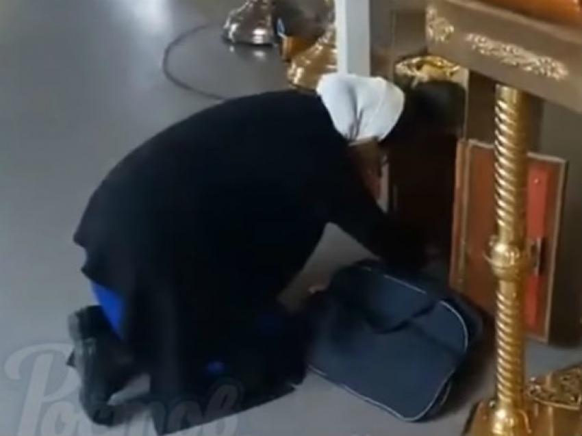 Разговаривающая по iPhone 7 Gold матушка попала на видео в храме Ростова и возмутила прихожан