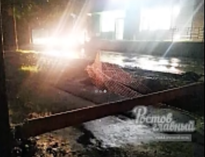 В Ростове точный удар молнии повалил столб