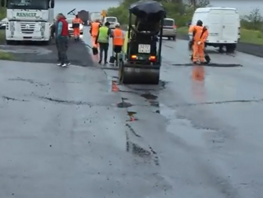 Дымящийся под дождем асфальт и мокрые дорожники на видео удивили жителя Ростовской области