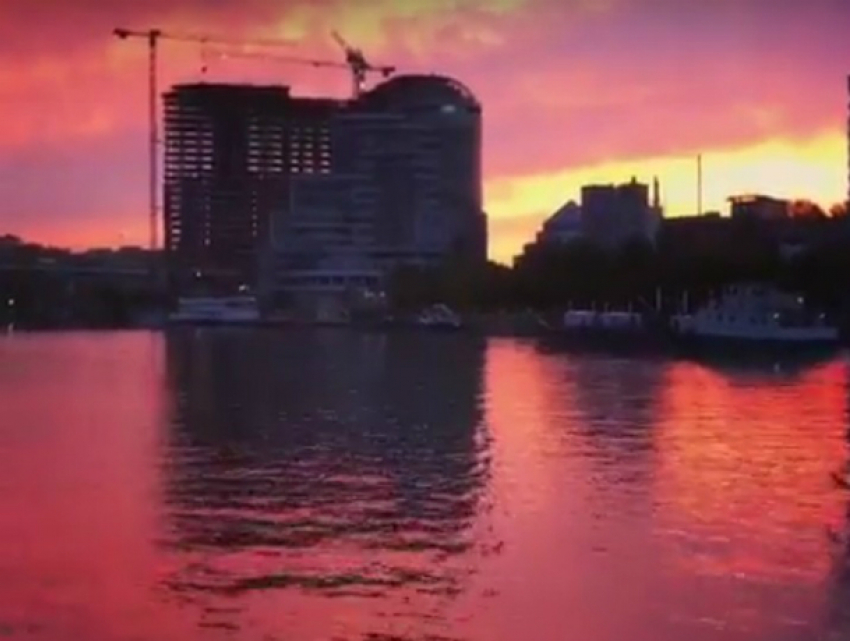 Огненно-кровавый закат под «ванильными» небесами восхищенные жители Ростова сняли на видео
