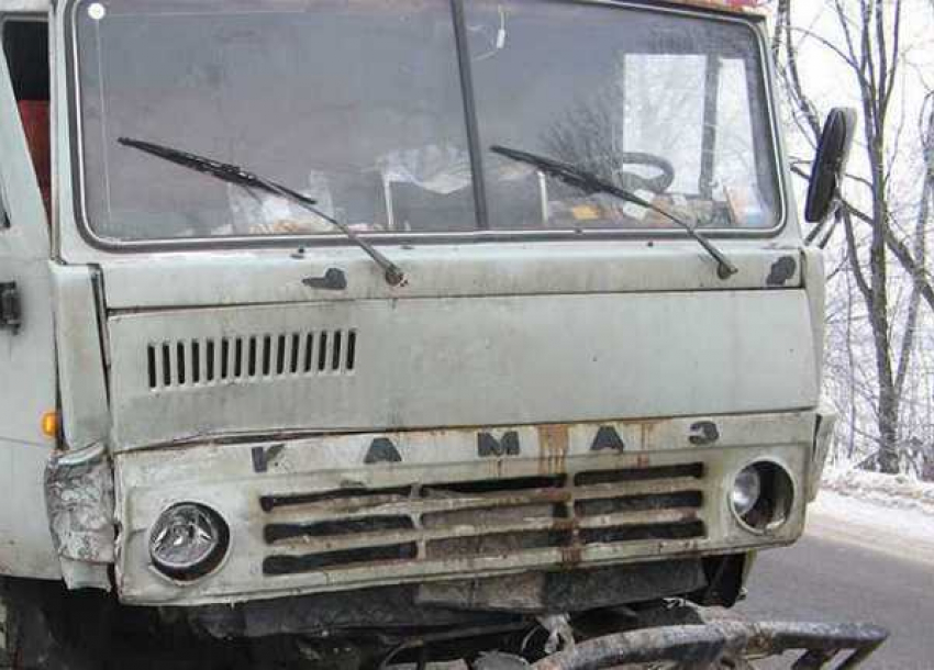 В Ростовской области 19-летний водитель иномарки лоб в лоб врезался в КамАЗ: 5 пострадали