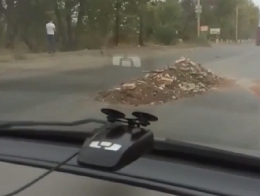 Потерявший поклажу грузовик с мусором устроил жесткий дорожный квест в Ростове