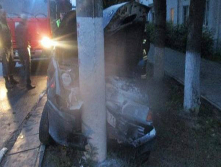 Двое детей едва не вылетели из окна легковушки после скоростного тарана опоры ЛЭП в Ростовской области