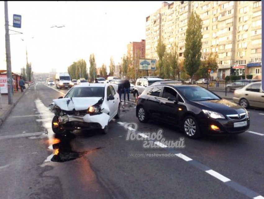 В Ростове на проспекте Космонавтов  столкнулись четыре автомобиля