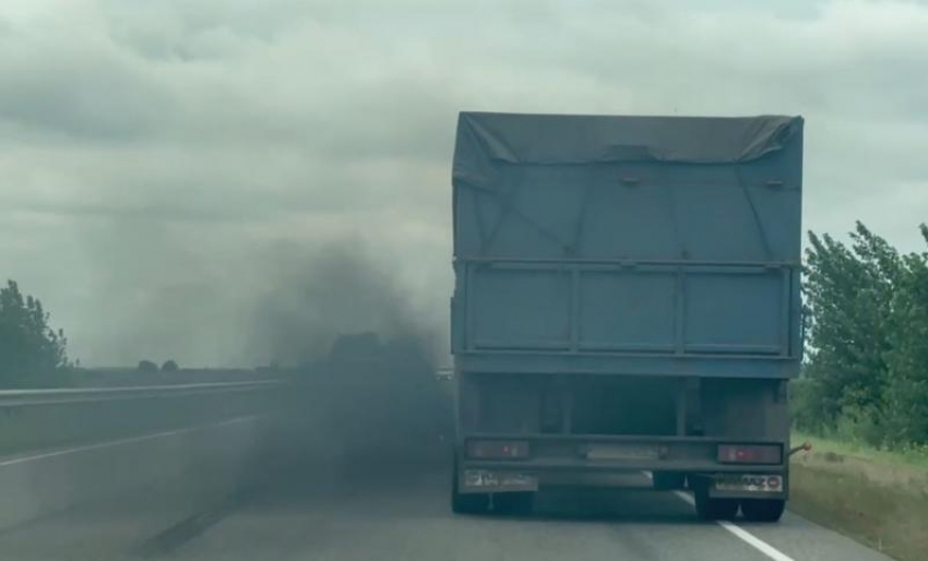 «Интересно, за какую взятку эта машина ездит по дорогам?»: Олег Пахолков обратил внимание на состояние зерновозов в Ростовской области