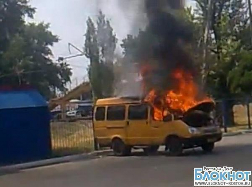 В Азове очевидцы сняли на видео маршрутку, загоревшуюся на автовокзале 
