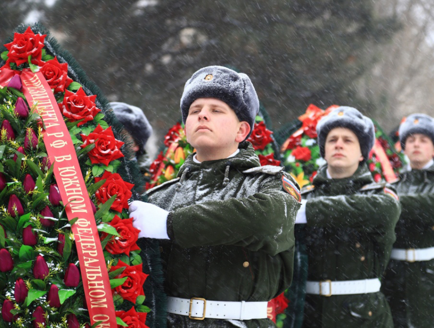 Венки и цветы к памятнику Героям Отечества возложили в Ростове