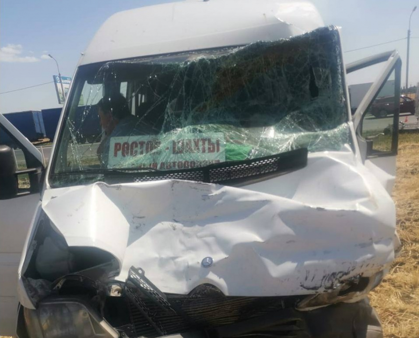 Пассажиры автобуса попали в больницу после ДТП в Ростовской области