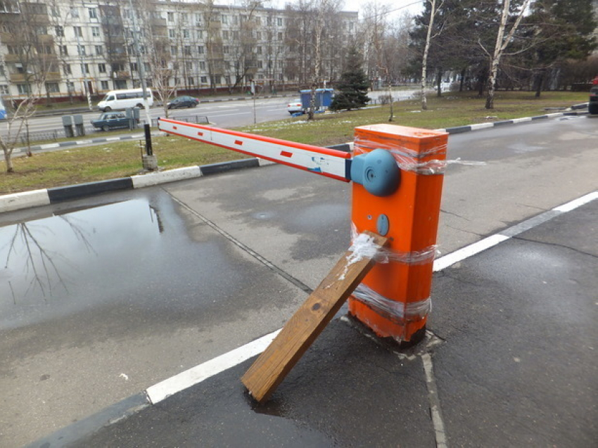 Самовольно установленный полицией Ростова шлагбаум на дороге общего пользования будет снесен 