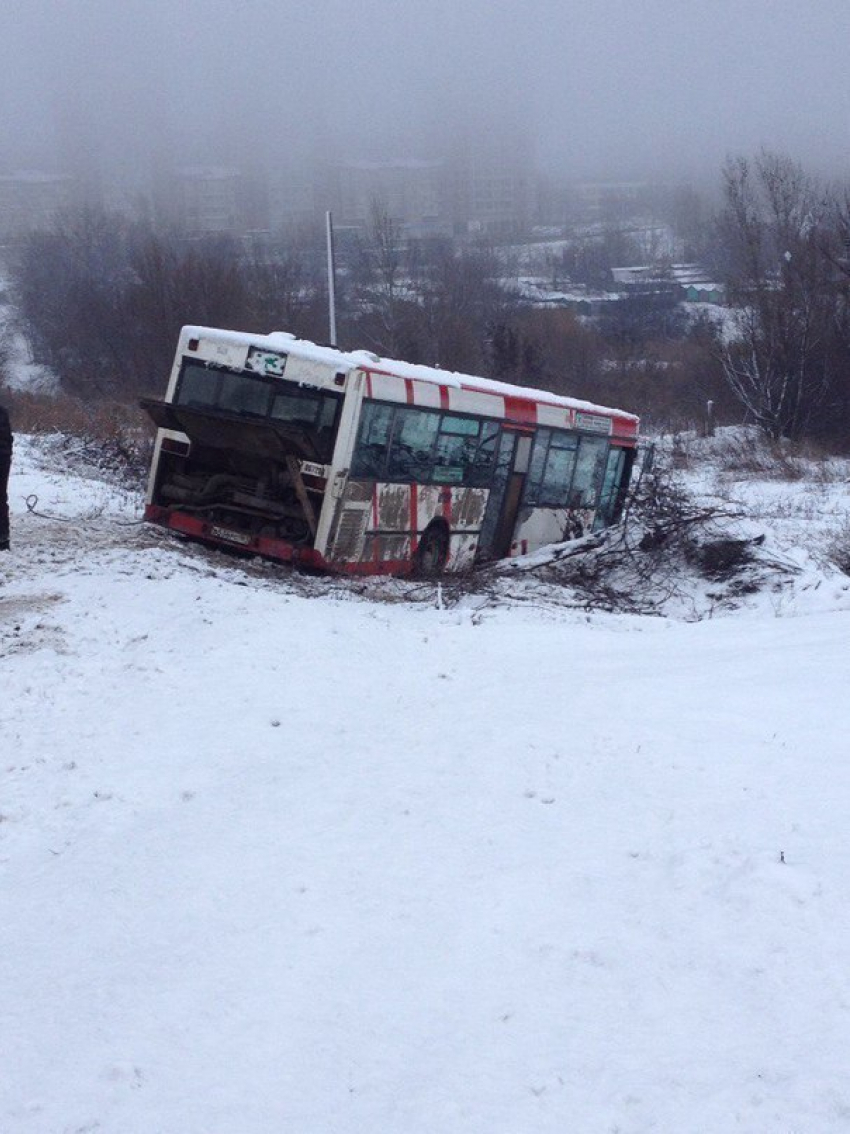 На Королева в Ростове 83 автобус улетел в кювет, а потом исчез