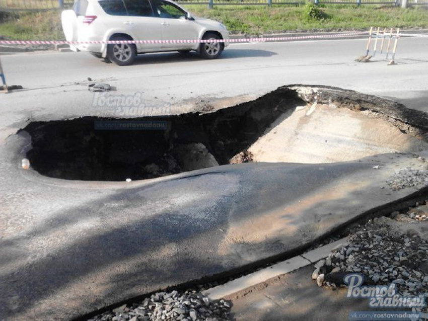 Асфальт на Нансена смыло во двор жилого дома