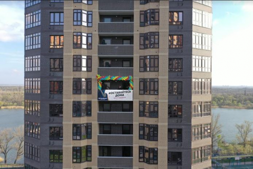 В микрорайоне «Красный Аксай» в Ростове прошел концерт на балконе для жителей на самоизоляции